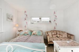 a small bedroom with two beds and a couch at Kleines Schweden in Hennstedt