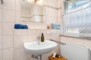 Koupelna v ubytování Haus Jacqueline + 12 fotografií