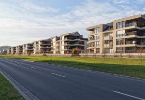 een lege weg voor een appartementencomplex bij Apartament Słoneczny 16 in Opole