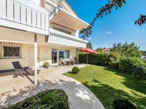 una casa con patio e prato di Am Alpenblick 5 a Lindau