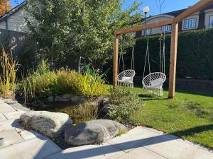 due sedie su un'altalena in un cortile di Luxury & Relaxation - 1BR 4 people with Hot tub & Free Parking a Boischâtel
