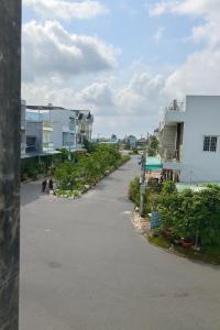 an empty street in a city with buildings at Phương Vy Motel in Phước Bình