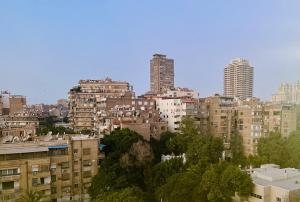 Nespecifikovaný výhled na destinaci Káhira nebo výhled na město při pohledu z apartmánu