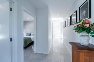 Ένα ή περισσότερα κρεβάτια σε δωμάτιο στο Tarras Countryside Retreat - Near Tourist Route +28 φωτογραφίες