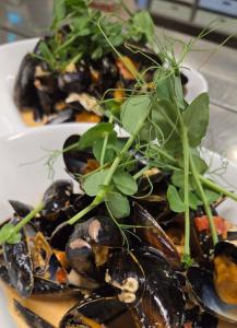 HolmsbuHolmsbu Resort的一盘有贻贝和蔬菜的食物