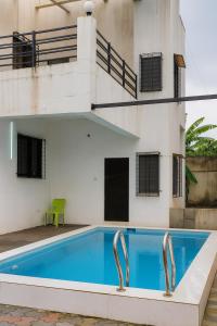 una piscina davanti a una casa di ll COCKTAIL VILLA ll 3BHK ll AC ll PRIVATE POOL ll a Lonavala