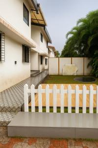 una staccionata bianca davanti a una casa di ll COCKTAIL VILLA ll 3BHK ll AC ll PRIVATE POOL ll a Lonavala