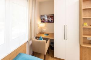 a small office with a desk and a chair at Hotel Garni Wurzer in Velden am Wörthersee