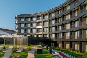 an external view of the building at Meliá São João da Madeira in São João da Madeira +44 photos