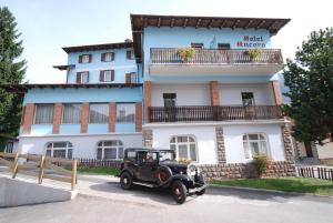 Budova, kde se hotel nachází + 26 fotografií