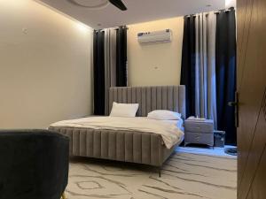 een slaapkamer met een bed in een kamer bij ASNB Residences-F4 in Multan