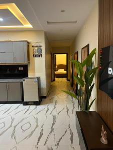 een woonkamer met een marmeren vloer in een hotelkamer bij ASNB Residences-F4 in Multan