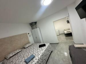 a small bedroom with a bed and a mirror at הרמוני סוויט harmony suite in Neve Zohar