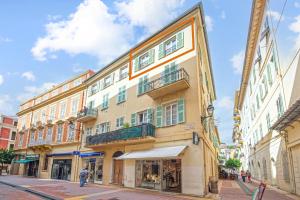 a tall building with balconies on a city street at FELIX FAURE - Somptueux 3 pièces - Carré d'Or Menton - PARKING in Menton