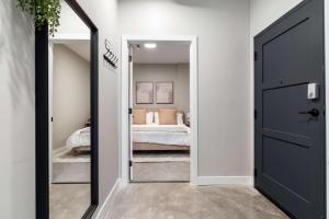 un corridoio con una porta che conduce a una camera da letto di Spacious 2BR CozySuites OTR Downtown #14 a Cincinnati