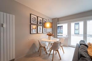 オーステンデにあるOstend Central Residenceのテーブルと椅子のあるリビングルーム