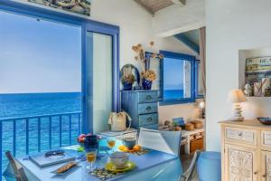 ein Esszimmer mit Blick auf das Meer in der Unterkunft Casetta Ricci - Les Azedarachs II in Erbalunga