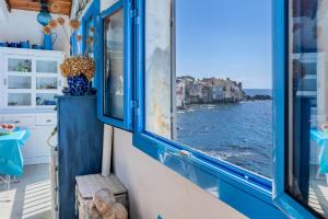 Zimmer mit einem Fenster und Blick auf das Wasser in der Unterkunft Casetta Ricci - Les Azedarachs II in Erbalunga