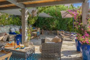 eine Terrasse mit Tisch und Stühlen und einem Sonnenschirm in der Unterkunft Casetta Ricci - Les Azedarachs II in Erbalunga + 23 Fotos