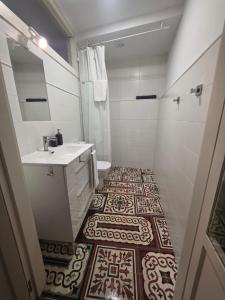 a bathroom with a sink and a toilet at Estudio Casco Histórico Betanzos in Betanzos