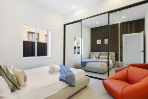 Ruang duduk di Spacious 5BR Family Haven in Kingsgrove for 12ppl