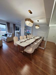 a dining room with a long table and chairs at Apartament JOANNA in Owczary