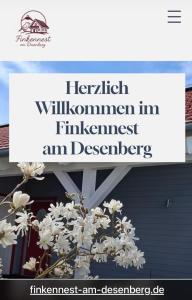 にあるFinkennest am Desenbergの白い花束が飾られた看板