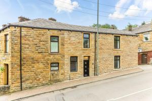 an old brick house on the side of a street at Modern House Ideal For Families and Contrators in Padiham