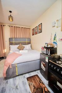 1 dormitorio con 1 cama y fogones en Happy Crest Airbnbs, en Nairobi