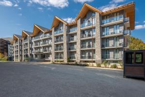 un grande condominio con parcheggio di Crystal Resort a Bakuriani