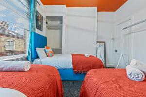 Ένα ή περισσότερα κρεβάτια σε δωμάτιο στο 4 Bedroom House in Eccles, Trafford, Manchester - Sleeps 10 - 3 Double Beds - 4 Single Beds - FREE PARKING, Garden & Fast Fibre Wi-Fi - Close to Trafford Centre, MediaCityUK, Salford Quays, and both Old Trafford stadiums +20 φωτογραφίες