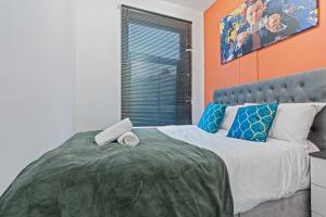 Ένα ή περισσότερα κρεβάτια σε δωμάτιο στο 4 Bedroom House in Eccles, Trafford, Manchester - Sleeps 10 - 3 Double Beds - 4 Single Beds - FREE PARKING, Garden & Fast Fibre Wi-Fi - Close to Trafford Centre, MediaCityUK, Salford Quays, and both Old Trafford stadiums