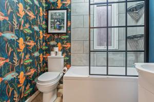 Ένα μπάνιο στο 4 Bedroom House in Eccles, Trafford, Manchester - Sleeps 10 - 3 Double Beds - 4 Single Beds - FREE PARKING, Garden & Fast Fibre Wi-Fi - Close to Trafford Centre, MediaCityUK, Salford Quays, and both Old Trafford stadiums