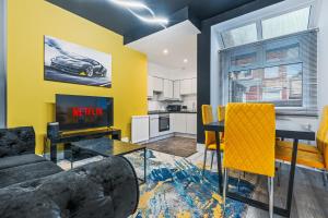 Η κουζίνα ή μικρή κουζίνα στο 4 Bedroom House in Eccles, Trafford, Manchester - Sleeps 10 - 3 Double Beds - 4 Single Beds - FREE PARKING, Garden & Fast Fibre Wi-Fi - Close to Trafford Centre, MediaCityUK, Salford Quays, and both Old Trafford stadiums