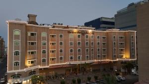 アル・コバールにあるوردة الرمال للأجنحة الفندقيةの建物が立ち並ぶ都市にある大きな建物