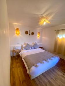 une chambre avec un grand lit dans une pièce dans l'établissement Riad La perle de Bacha, à Marrakech