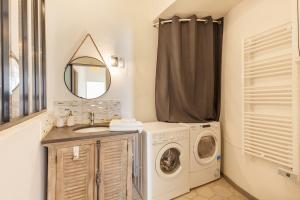 a bathroom with a washing machine and a sink at Spacious & bright apartment - Top location in Toulon