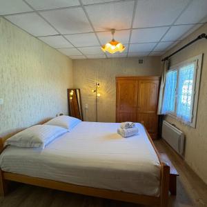 una camera da letto con un grande letto bianco in una stanza di La Cabane du Pecheur - Premiere conciergerie a Palavas-les-Flots