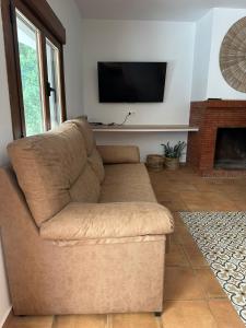 a brown couch in a living room with a tv at Villa Ibañez Alto in Villanueva del Arzobispo +25 photos