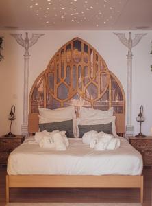 Postel nebo postele na pokoji v ubytování Ellendor - Spa privatif haut de gamme, luxe, ciel étoilé & expérience Seigneur des Anneaux + 24 fotografií