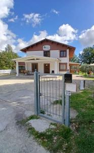 un edificio con un cancello di fronte di LE CERQUE a Spoleto