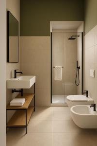 ein Badezimmer mit Waschbecken, Toilette und Dusche in der Unterkunft Hotel Roè Garda in  + 15 Fotos