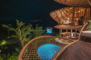 Un resort con una piscina azul en una terraza. en Green Earth Bali Bamboo villas, en Sidemen 23 fotos más