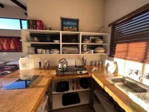 a kitchen counter with a stove and a sink at 7 Fonteine Gaste Plaas in Bethlehem