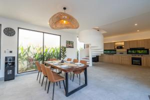 a dining room and kitchen with a table and chairs at Lavilaya Villa in Kerobokan