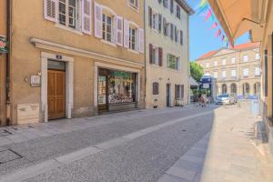 una calle vacía en una ciudad con edificios en Le Central, en Thonon-les-Bains