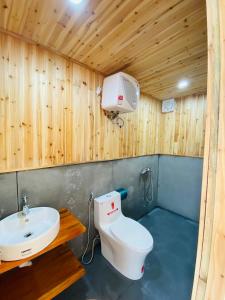 Ένα μπάνιο στο A Phủ Home’s