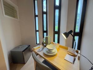 a desk with a lamp and plates on top of it at The Keystone Clarke Quay in Singapore +54 photos