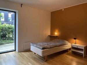 コペンハーゲンにあるCopenhagen Finestのベッドと大きな窓のある寝室