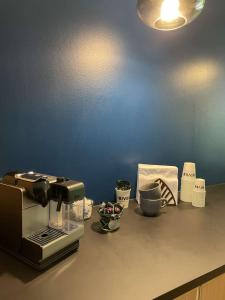 コペンハーゲンにあるCopenhagen Finestのカウンタートップにコーヒーメーカー付きのキッチンカウンター